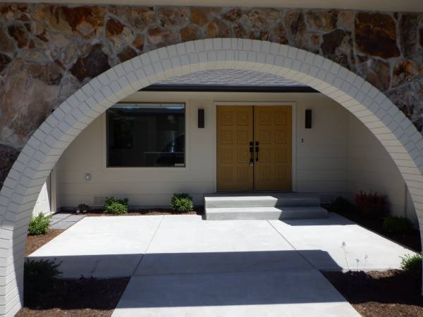 $2,395 / 2br - 1396ft2 - Encantadora casa de 2 habitaciones en Bend con garaje, aire acondicionado y tranquilo patio trasero (Bend)63839289958019121