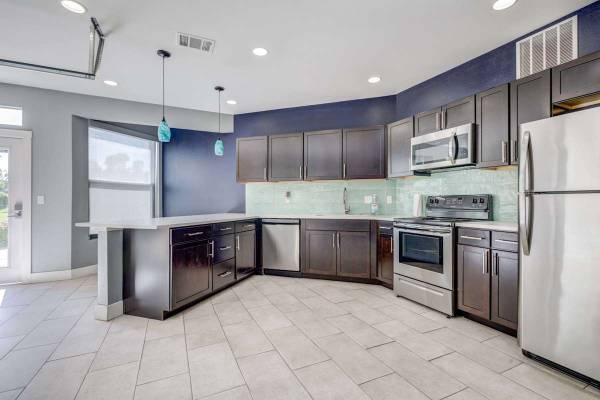 $1,494 / 1br - 736ft2 - On-Site Management, Spa/Hot Tub, High Ceilings (6221 Castlegate Dr West, Castle Rock, CO 80108, Castle Rock,)63962794418946122