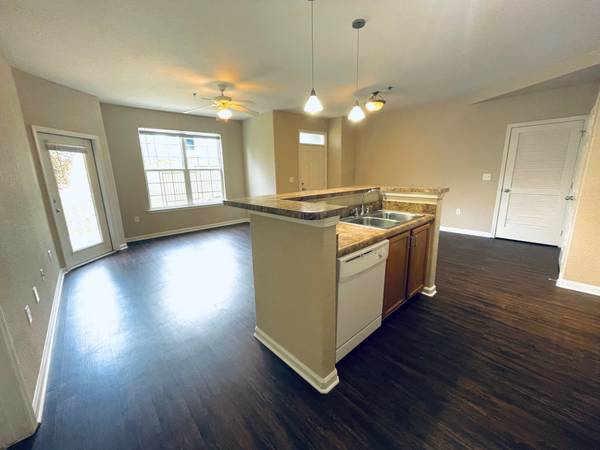 $1,349 / 1br - 847ft2 - 1 bedroom #301  1 Month Base Rent Free/Credited App and admin fees (Asheville)64029375447937123