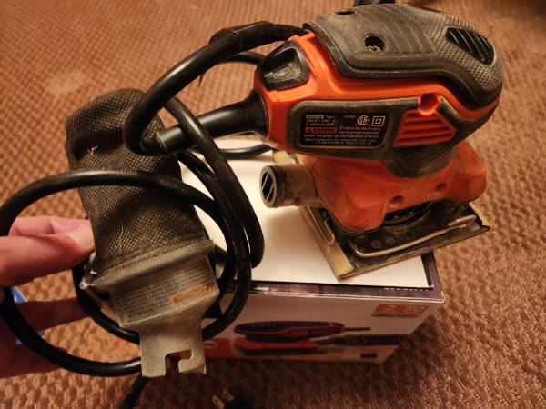 Black & Decker 14-sheet sander 1