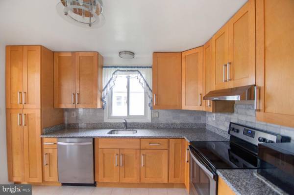 $1,300 / 1br - 240ft2 - very big room - great location close to Metro station (silver spring)63843416290563124