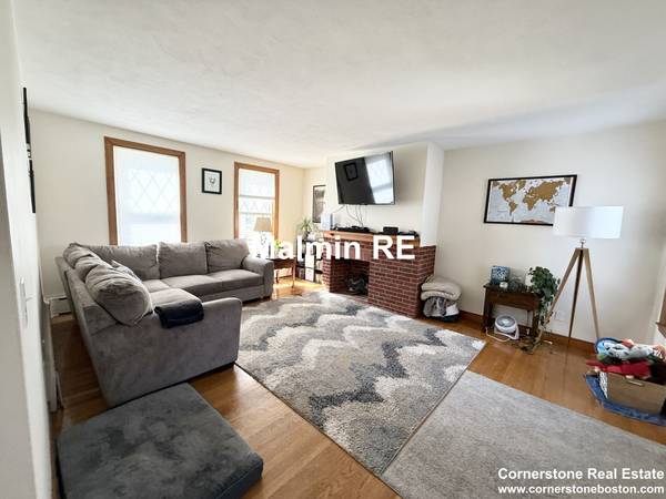 $4,000 / 2br - Gorgeous 2 bed 1.5 bath in Southie w/ parking included!! (South Boston)63802096991361120