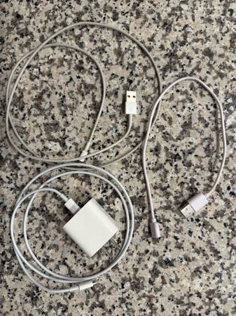 2 iPhone Lighting Cables w Android Cable 1