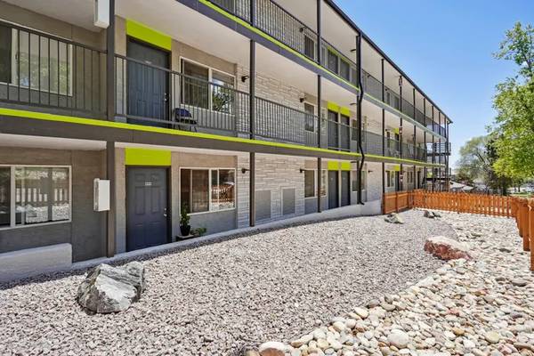 $1,155 / 2 habitaciones - 850 pies² - Amplio apartamento de 2 habitaciones y 1 baño 🏘- *Tarifas reducidas ahora* (Colorado Springs)63658196818179123