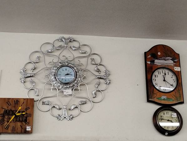 Assorted antique and modern wall clocks 1