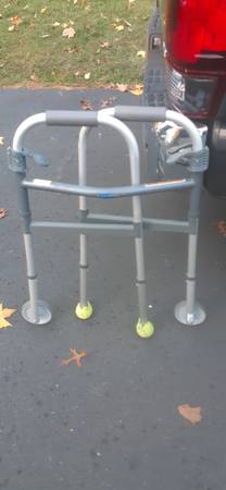 Invacare andador plegable con doble empuñadura (nuevo) - $35 (East Bridgewater)63438988326529121