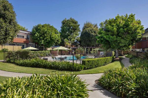 Gas Range and Microwave, Professional On-Site Management, 1bd 1ba 1