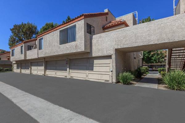 $3,100 / 3br - 1113ft2 - Patios y Balcónes Privados, Lavavajillas, 3/hab (Santa Clarita-Newhall)63701185851395124