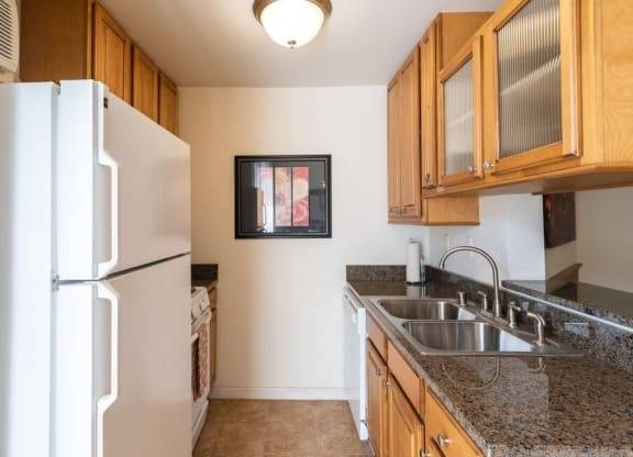 $2,665 / 1br - 810ft2 - On-Site Maintenance, Laundry Facilities, Patio/Balcony (3767 Clarington Ave, Los Angeles, CA)63876483575425123