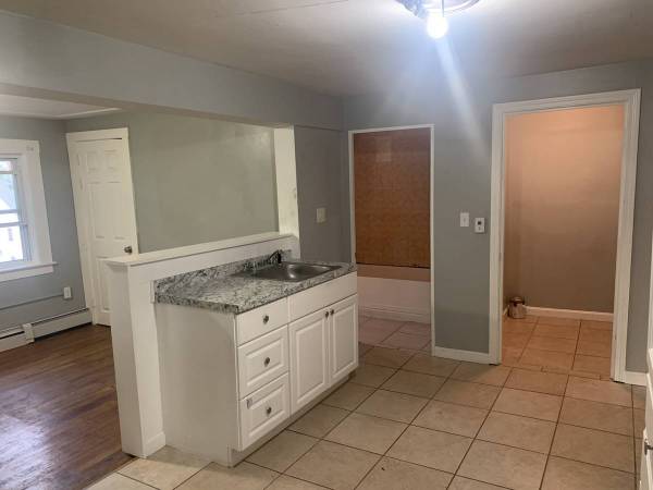 $1,750 / 2br - 1500ft2 - Heat Included! Large Unit + Quiet Street (Somersworth)63656212136193124