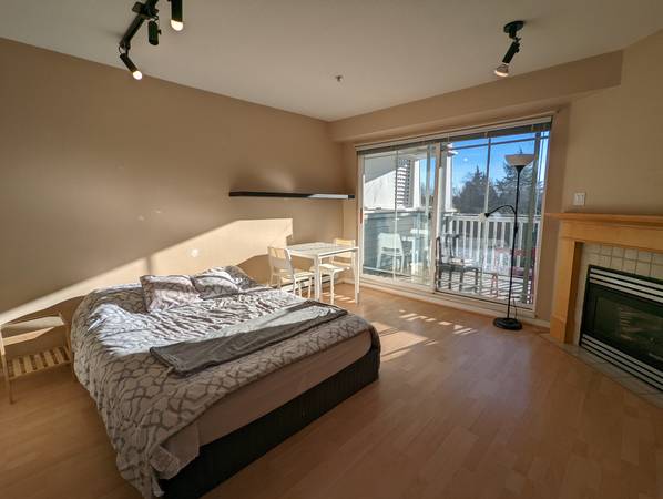 Bright Kits Studio w/ Balcony, Fireplace + Flexible Furnishing - Apr 1 1