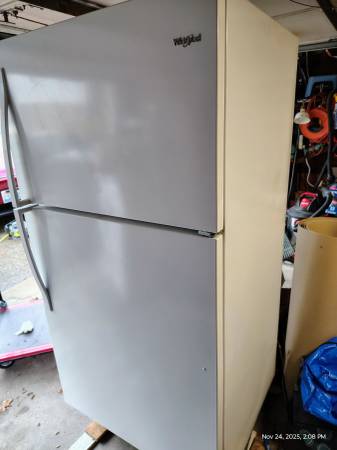 Whirlpool Refrigerator - 20cu - 2.5 yrs old 1