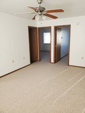 $933 / 2br - 700ft2 - 2-bedroom downstairs unit available! (Clare)63793453666051120
