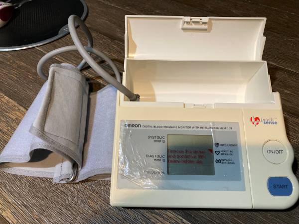 NEW Omron Automatic Intellisense Blood Pressure Monitor  HEM - 739 1