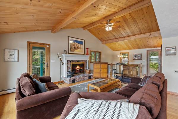 $200 / 3br - This 3 bedroom, 3 bath 2400 sq ft Winnipesaukee waterfront ranch style (Meredith, NH)63931790918530124