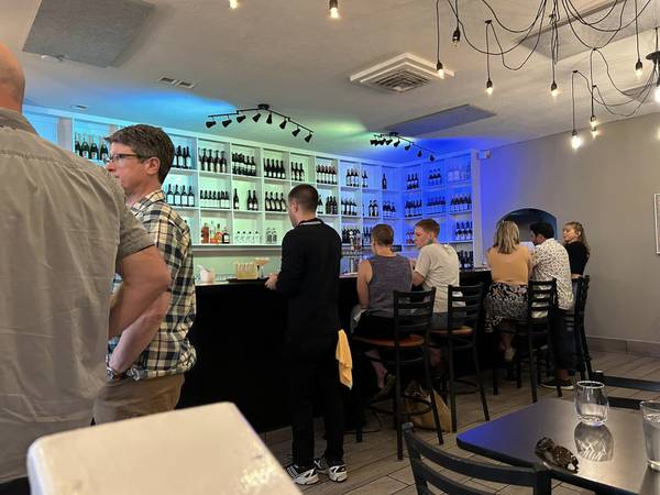 Espacio de exposición gratuito para pintor en restaurante de comida refinada de ABQ (Albuquerque)63312568421249121
