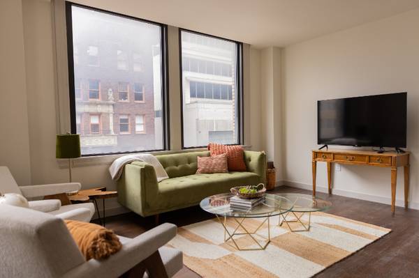 $1915.00 / 1br - 845ft2 - Corner One Bed, One Bath Apartment With Beautiful Views63982131449859122