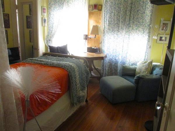 $1,100 / 2br - 144ft2 - Furnished room for female in 2-bedrm apt avail. now (nob hill)63824145033985122