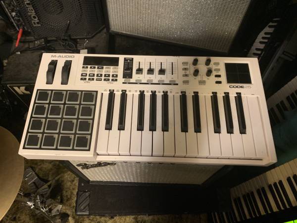 M Audio Code 25 keyboard/drum pad controller 1