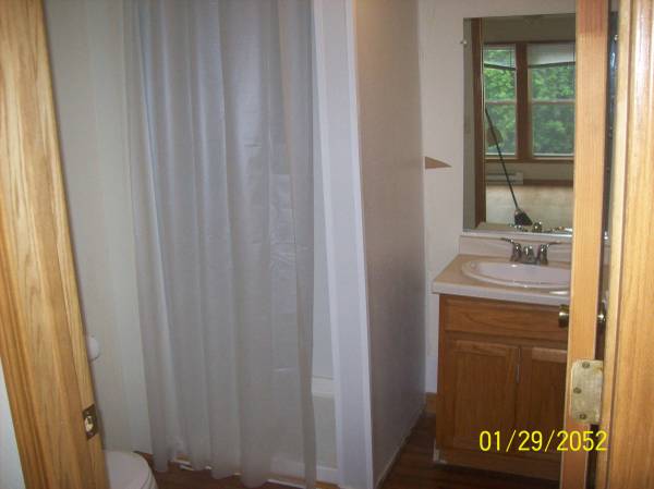 $635 upper efficiency downtown Eau Claire 828C (eau claire)63845960015363121