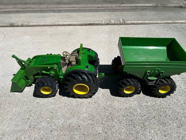 John Deer Country Tractor with Wagon and scooper 1