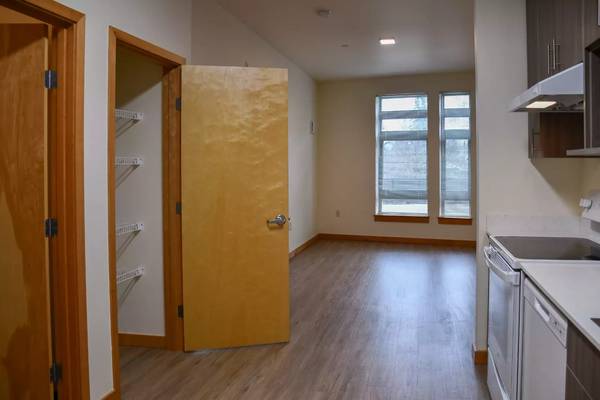 $1,610 / 1br - 525ft2 - Travelling by bus? We're near the line! 1 br / 1 ba! (Renton)63688369562755123