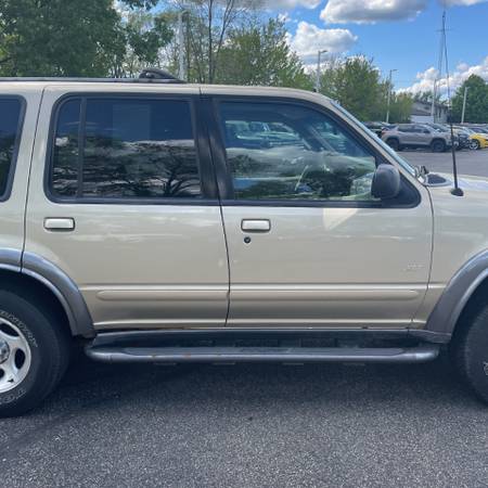 2000 Ford Explorer 4dr 112 WB XLT 4WD - $2,500 (Merrillville, IN)63469629432195124