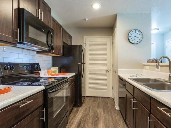 $1,899 / 2br - 985ft2 - Package Acceptance, Electric Stove, Garages, Walk-in Closets63973359390594124