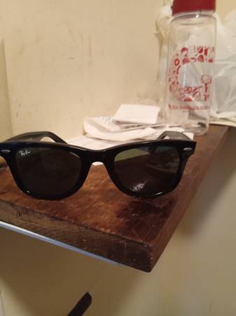 Ray Ban Sun Glasses w/original case 1