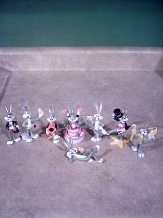 8 Bugs Bunny Plastic Figurines 1