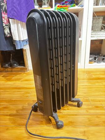 DeLonghi SafeHeat Vento Oil-Filled Radiator - clothing