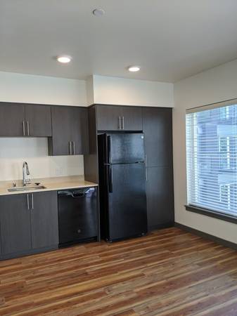 $2,690 / 1br - 797ft2 - Peacful nights on the rooftop and incredible fitness sessions at home! (Lower Queen Anne)63852483716609121