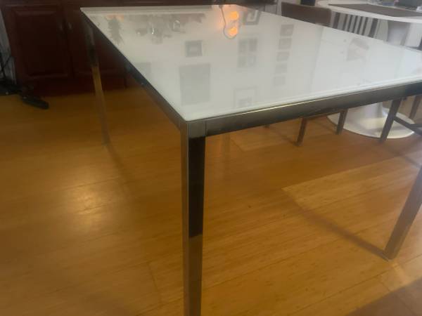 Mesa de vidrio blanco - $50 (Nueva York)63435960832771121