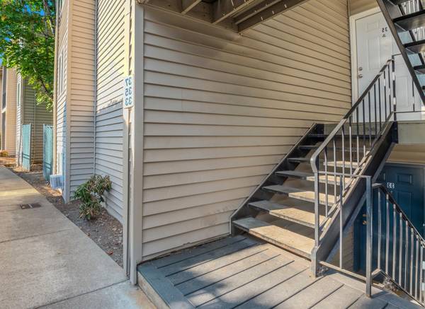 $1,450 / 2br - Justo al lado de muchas tiendas eclécticas + 1 milla a PCC-Sylvania - Dos habitaciones (Portland)63831326347009123