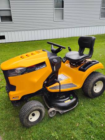 42 in cub cadet rider like new little over 100 hours oil filter and blades sharp 1