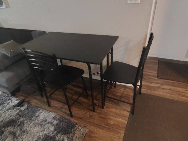 Kitchen table w 4 chairs for sale 1