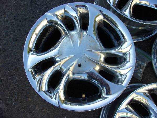 Helo HE796 TriSpoke Wheels 15 X 7 Custom 4x100mm 4x1114.3mm - auto