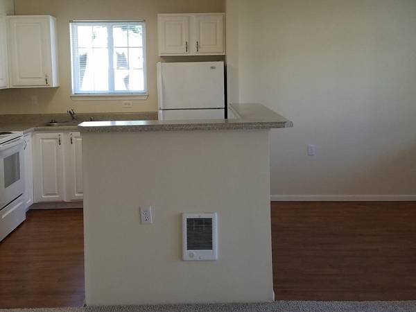 $1,915 / 1br - 780ft2 - Luxurious 1 BR/1 BA Retreat with Private Deck & Patio (Poulsbo, WA 98370)63934550004227122