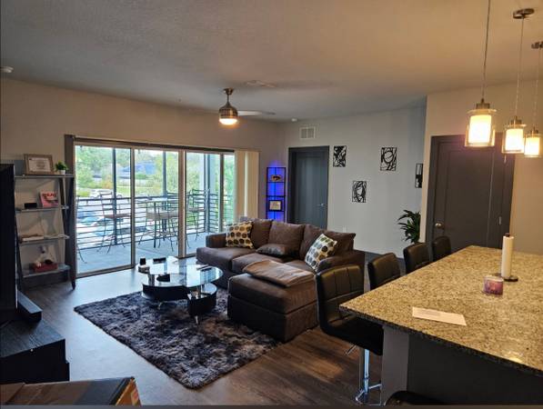 $950 / 2br - Habitación de lujo en alquiler (Newberry)63823034256001124
