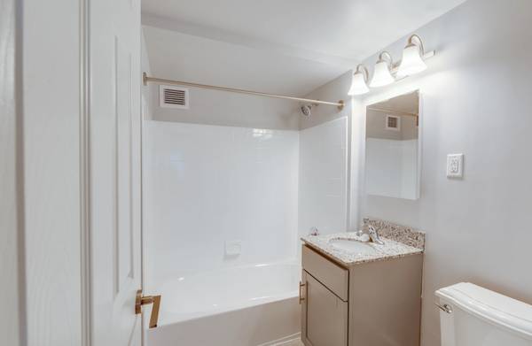 Spacious Arlington Apartments Near I 395 and Public Transit 1
