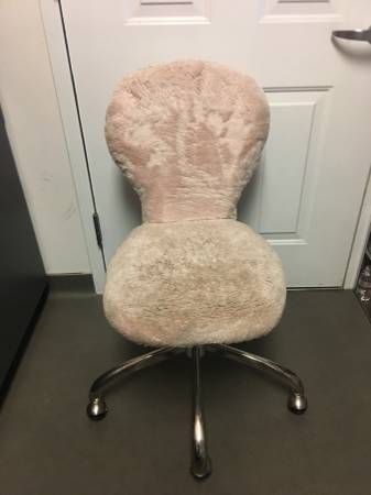 Fuzzy Office Chair, Comfortable chair with a plush cover and metal bas 1