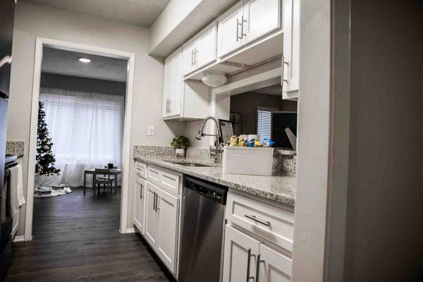 $911 / 1br - 619ft2 - Gorgeous 619 sq ft, 1 bed, 1 bath with a spectacular view! (Decatur)63964398861187121