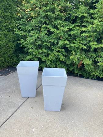 2 ELEGANT LIGHT GREY TALL PLASTIC PLANTERS/FLOWER POTS 1