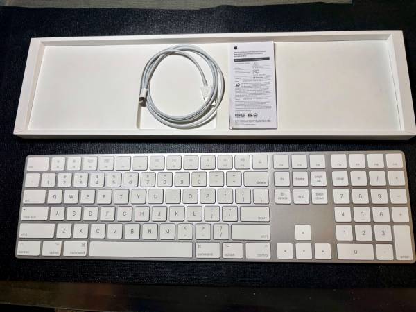 Apple Magic Keyboard 1