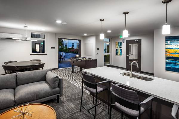 $1,599 / 506ft2 - Puertos de A/C, Alfombras, Sala de juegos (8612 Palatine Avenue North, Seattle, WA)63852580259841120