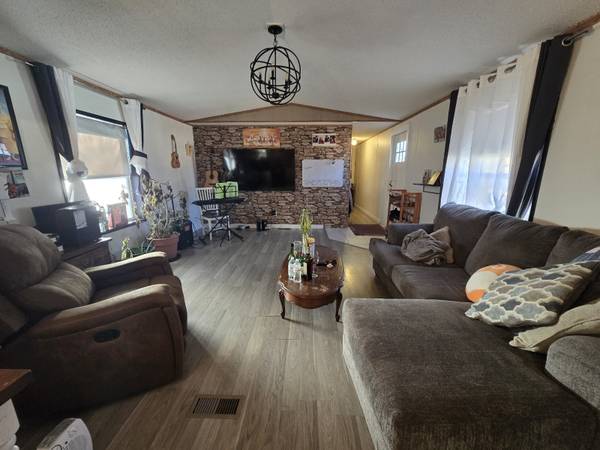 $74,900 / 3br - 1216ft2 - Large Lot!  Landscaping! (Farmington)64003961873667123
