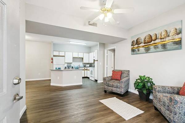 $1,288 / 2br - 916ft2 - Central Heat and Air, Separate Dining Area, Wood-style Plank Flooring (Houston/Hobby Area)63924170805762120