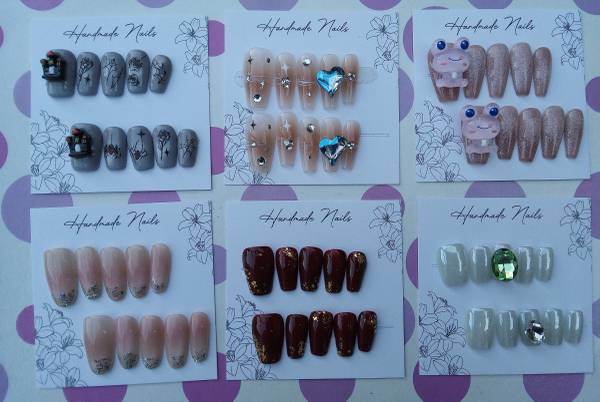 Beautiful Press-on Nails (size medium) 1