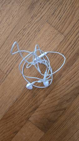 White wired earbuds with 3.5mm jack. Like new 1