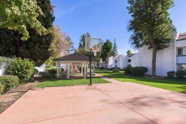 $2,775 / 2br - 850ft2 - 2/bd, Gated Electronic Entrance, BBQ Area (8930 Topanga Canyon, Canoga Park, CA)63952930765186123